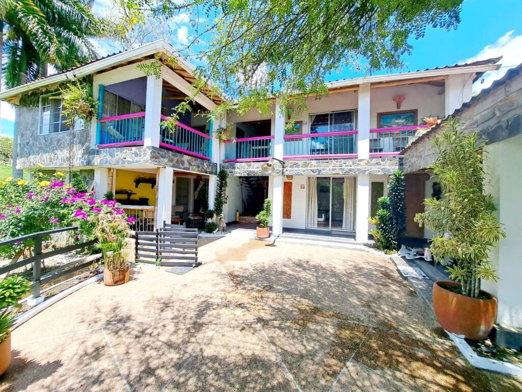 Fachada colorida de la casa principal en Finca Hotel Palma de Iraka