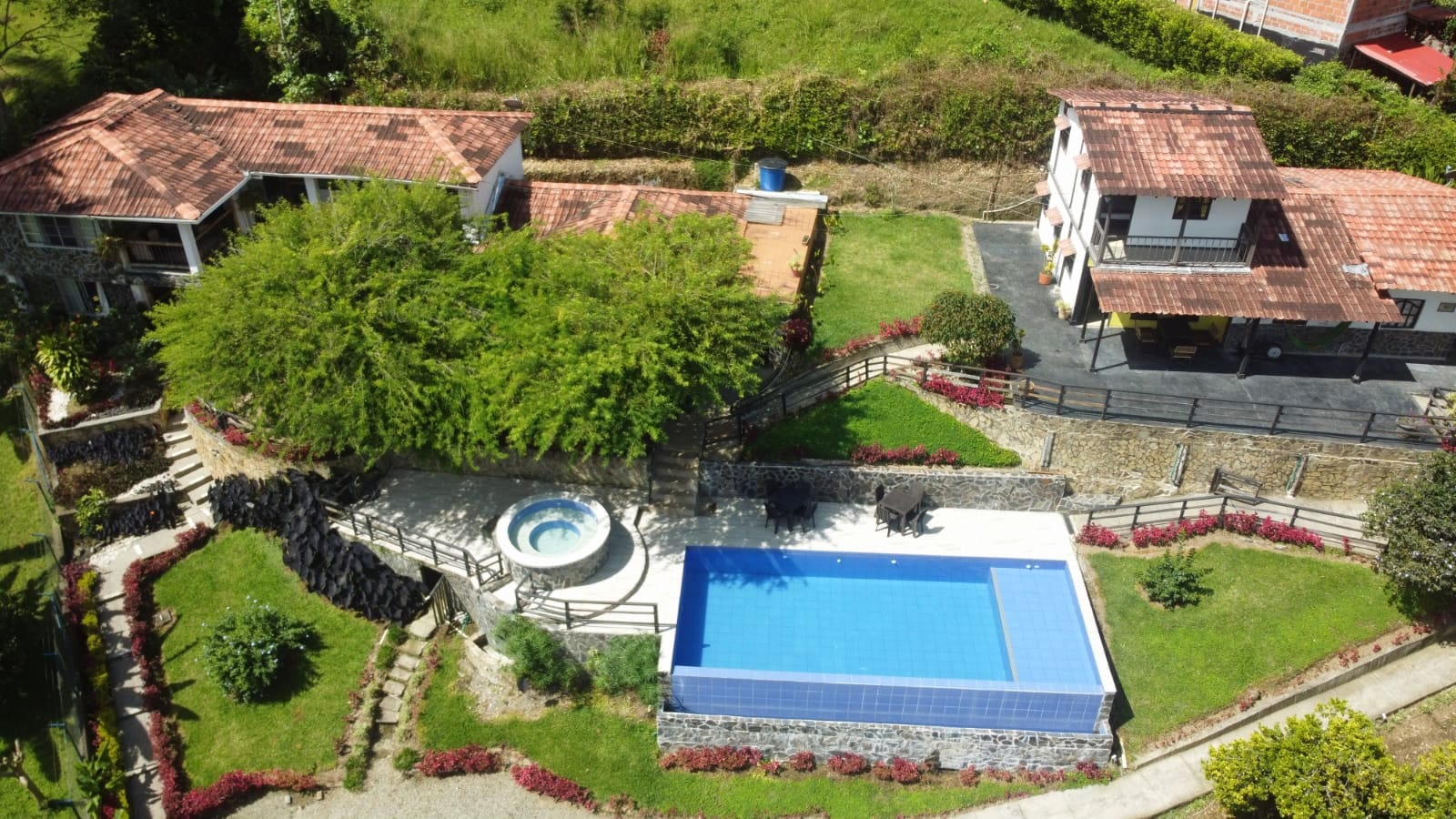 Vista aérea de la piscina y jardines en Finca Hotel Palma de Iraka en el Eje Cafetero